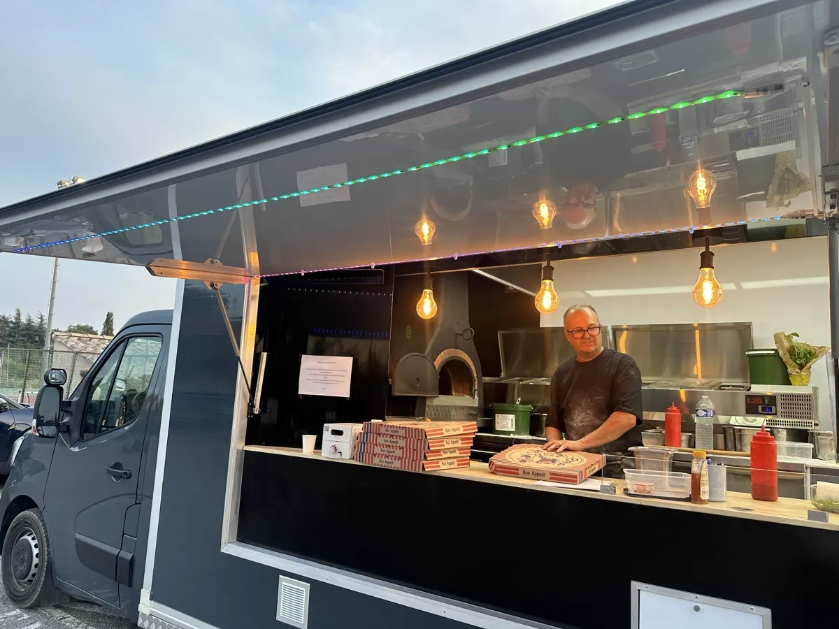 Comptoir du camion le soir, boîtes empilées