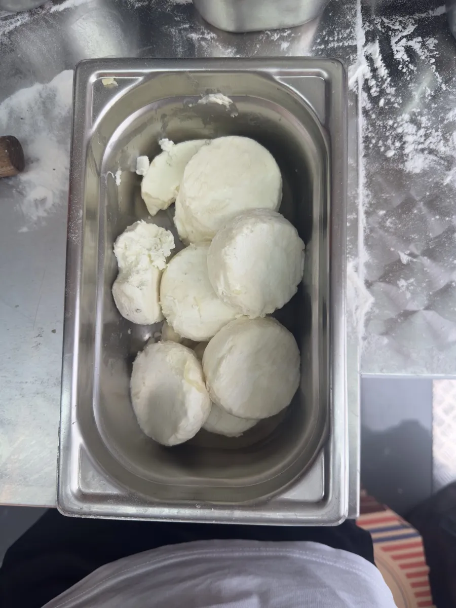 Mozzarella fraîche sur la pâte